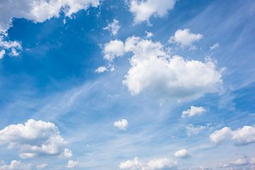 Blauwe lucht met wolken van Günter Albers