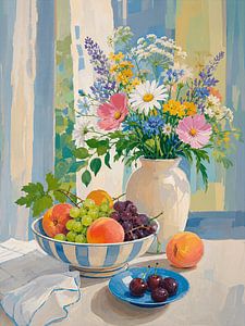 Sommerliches Stillleben mit Feldblumen und Sommerobst