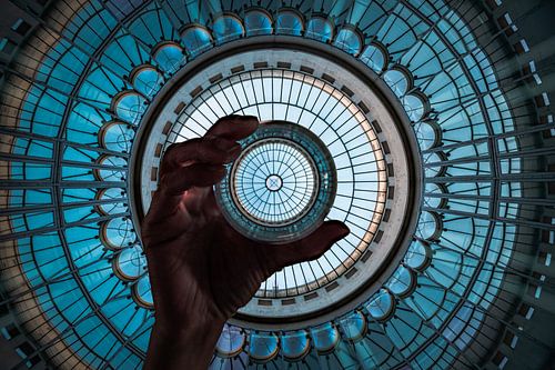 Lensbal met hand en grote turquoise glazen koepel