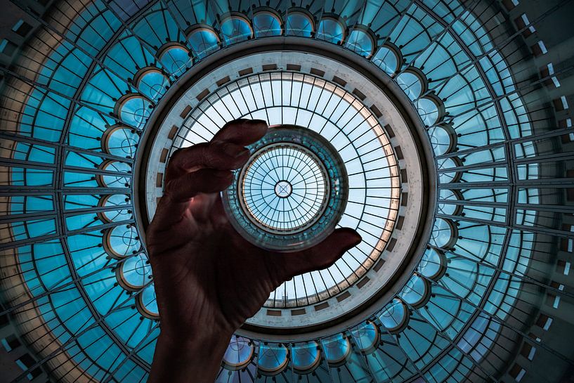 Lensbal met hand en grote turquoise glazen koepel van Fotos by Jan Wehnert