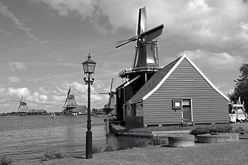 zwart wit foto van een molen in de Zaanse Schans van W J Kok
