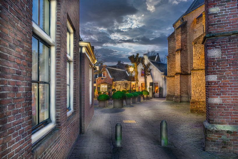 Typisch Nederlands dorp met  aangezicht met kerk muur en kleine huisjes in Loenen aan de Vecht van Jan van Dasler