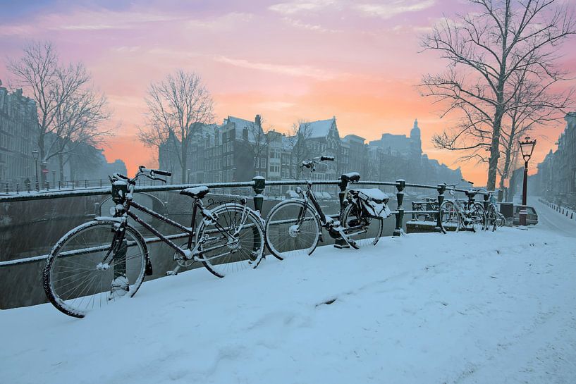 Zonsondergang in besneeuwd Amsterdam in de winter in Nederland van Eye on You