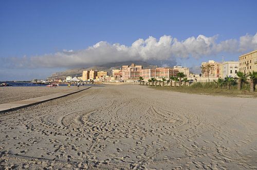 Zomers strand in Trapani - Sicilië van Silva Wischeropp