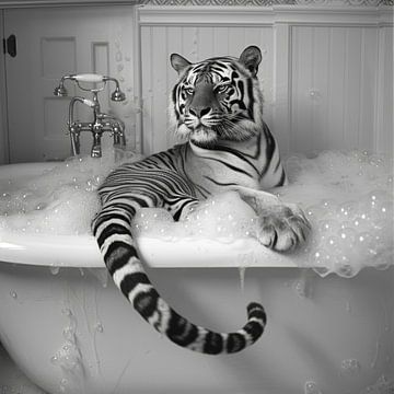 Un tigre majestueux dans la baignoire - Un tableau de salle de bains impressionnant pour vos toilettes sur Felix Brönnimann