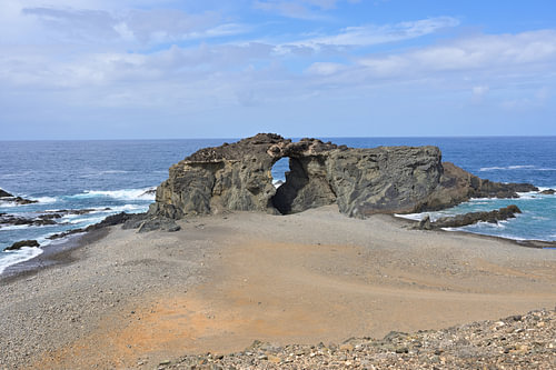 L'arche rocheuse d'Ajuy, un pont naturel sur la côte de Fuerteventura