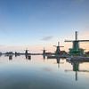 Zaanse Schans bij Zonsopgang – Rustgevende Wanddecoratie met Hollandse Windmolens van Ad Jekel