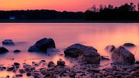Bunter Sonnenuntergang mit Steinen im Vordergrund von Kim Bellen Miniaturansicht