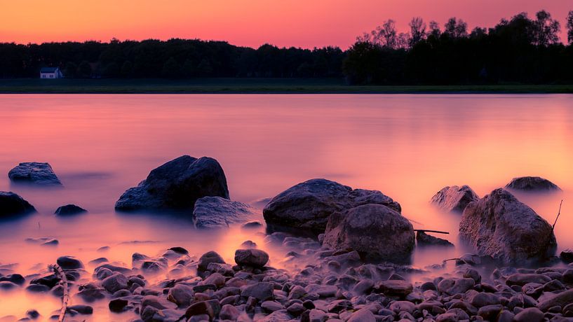Bunter Sonnenuntergang mit Steinen im Vordergrund von Kim Bellen