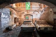 Verlassene Autos in der Garage. von Roman Robroek – Fotos verlassener Gebäude Miniaturansicht
