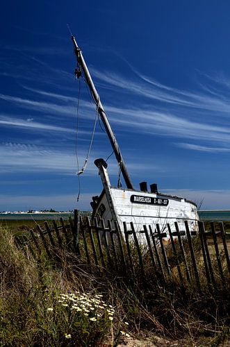 Schipbreuk, oude vissersboot in de Algarve, Portugal.
