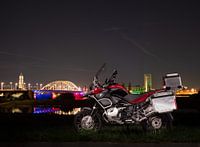 BMW R 1200 GS voor de John Frost brug in Arnhem