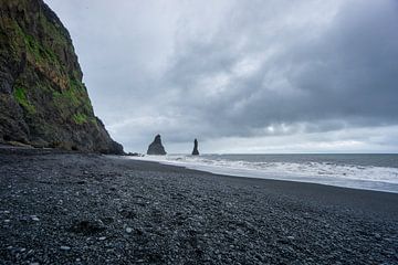 Island - Grüne Steilküste am schwarzen Strand von Vik am Abend von adventure-photos