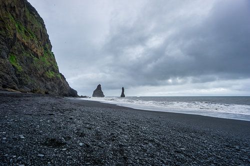 IJsland - Groene klif bij zwart strand van Vik in de avond