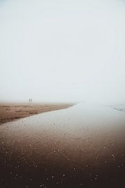 De kustlijn en mensen op een mistige dag op Scheveningen strand van Anne Zwagers