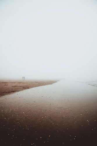 Die Küste und Menschen an einem nebligen Tag am Strand von Scheveningen