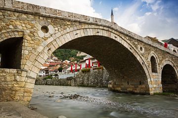 de bezienswaardigheid van Prizren: de oude stenen boogbrug van Besa Art