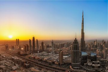 Dubai mit Burj Khalifa bei Sonnenaufgang von Dieter Meyrl