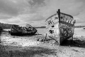 HDR urbex Cimetiere a bateaux Schiffsfriedhof in Quelmer in der Bretagne von W J Kok