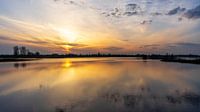Rustgevende zonsondergang boven de rivier de IJssel van Rob Baken thumbnail