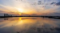 Rustgevende zonsondergang boven de rivier de IJssel