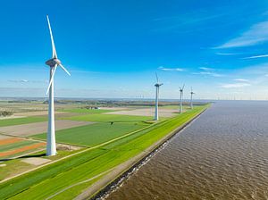 Windturbinen im Windpark am Seeufer produzieren Strom während
