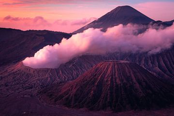 Lever de soleil sur le volcan Gunung Bromo sur Marjolein Fortuin