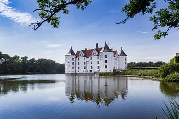 Château historique au bord du lac à Glucksburg
