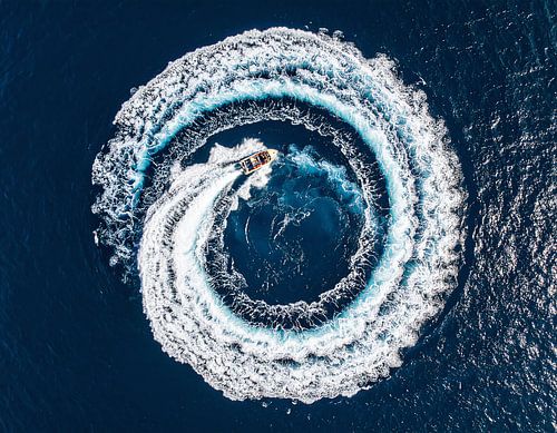 Boot in zee maakt cirkels en golven