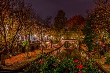 De Oude Gracht in in de avond. van zeilstrafotografie.nl