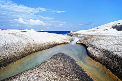 Confluence on pumice beach