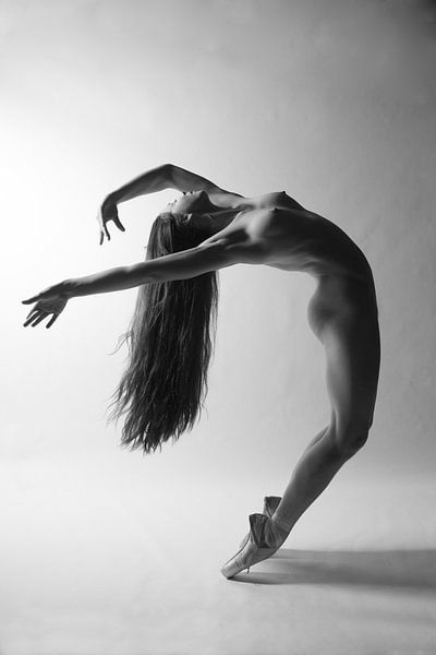 Naakte ballerina met lange haren van Arjan Groot