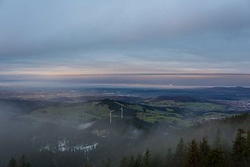 Duitsland, Eindeloos weids natuurlandschap vanaf berg in zwart woud bij Freiburg im Breisgau van adventure-photos