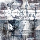 Bloemen en grassen abstract botanisch schilderij in blauw, wit, bruin van Dina Dankers thumbnail