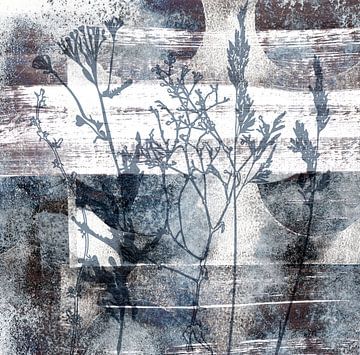 Peinture botanique abstraite de fleurs et d'herbes en bleu, blanc et brun. sur Dina Dankers