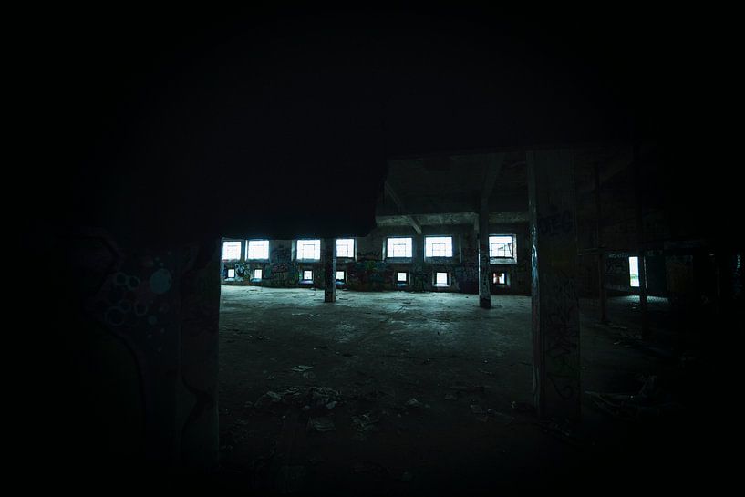 Urbex, donkere lege fabriekshal met filmkorrel van Ger Beekes