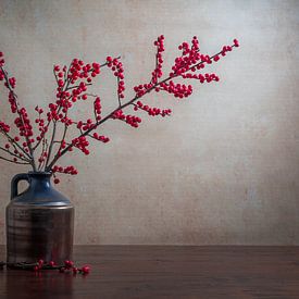 Stilleben mit roten Beeren in einem irdenen Krug von John van de Gazelle fotografie