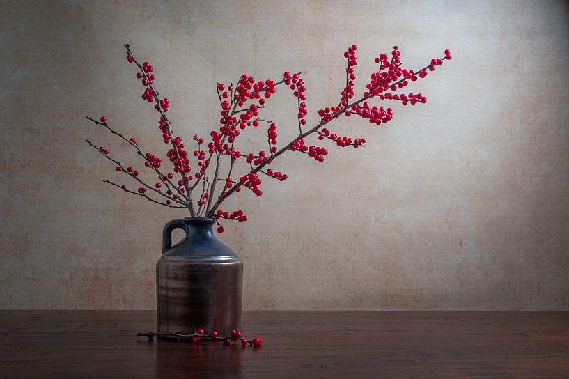 Still life with red berries in an earthen jar by John van de Gazelle fotografie
