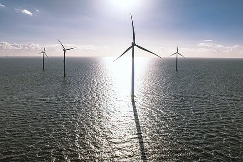 Windturbines in een offshore windpark produceren elektriciteit
