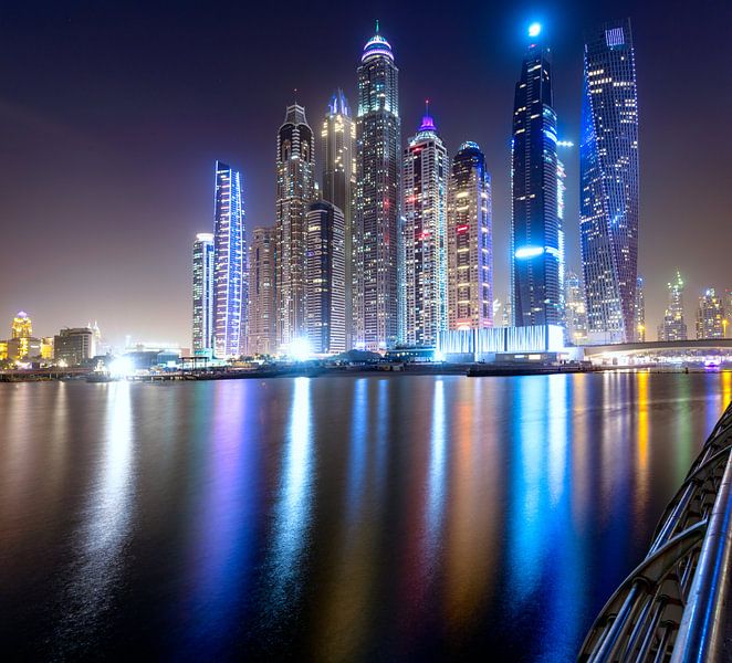 Dubai skyline na zonsondergang van Rene Siebring