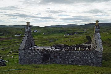Overblijfselen van een oud huis op een berg in Schotland