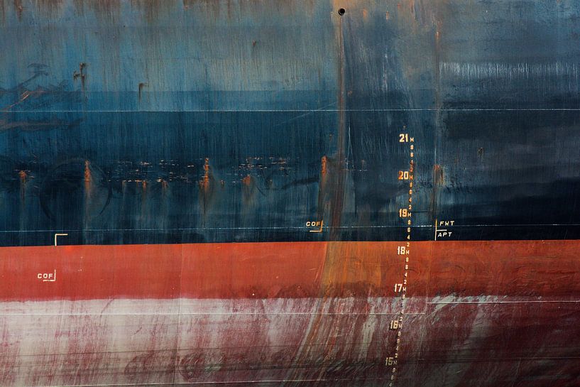 Het ijkmerk op het achterschip in de haven. van scheepskijkerhavenfotografie