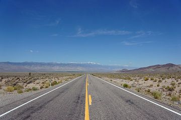 Oneindige weg in Death Valley van Floris Verweij