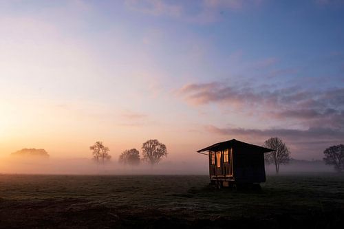 De opkomende zon laat zich reflecteren in de vroege ochtend