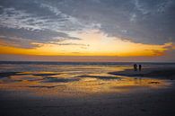 Goldene Reflexion am Strand von Ameland von tovano.pictures Miniaturansicht