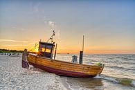 Vissersboot op het strand van Usedom bij zonsondergang van Michael Valjak thumbnail