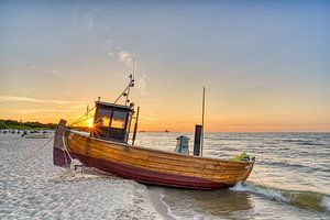 Vissersboot op het strand van Usedom bij zonsondergang van Michael Valjak