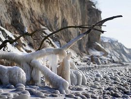 Gefrorener Strand – Steilküste Hohes Ufer, Ahrenshoop, Darß von Jörg Hausmann