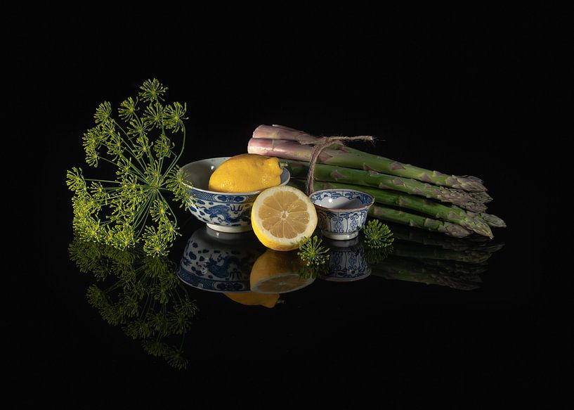 Stilleben, Blau-weißes Porzellan mit Spargel, Zitrone und Dill von Oda Slofstra