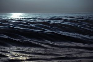 La lune contre l'eau sur Björn van den Berg